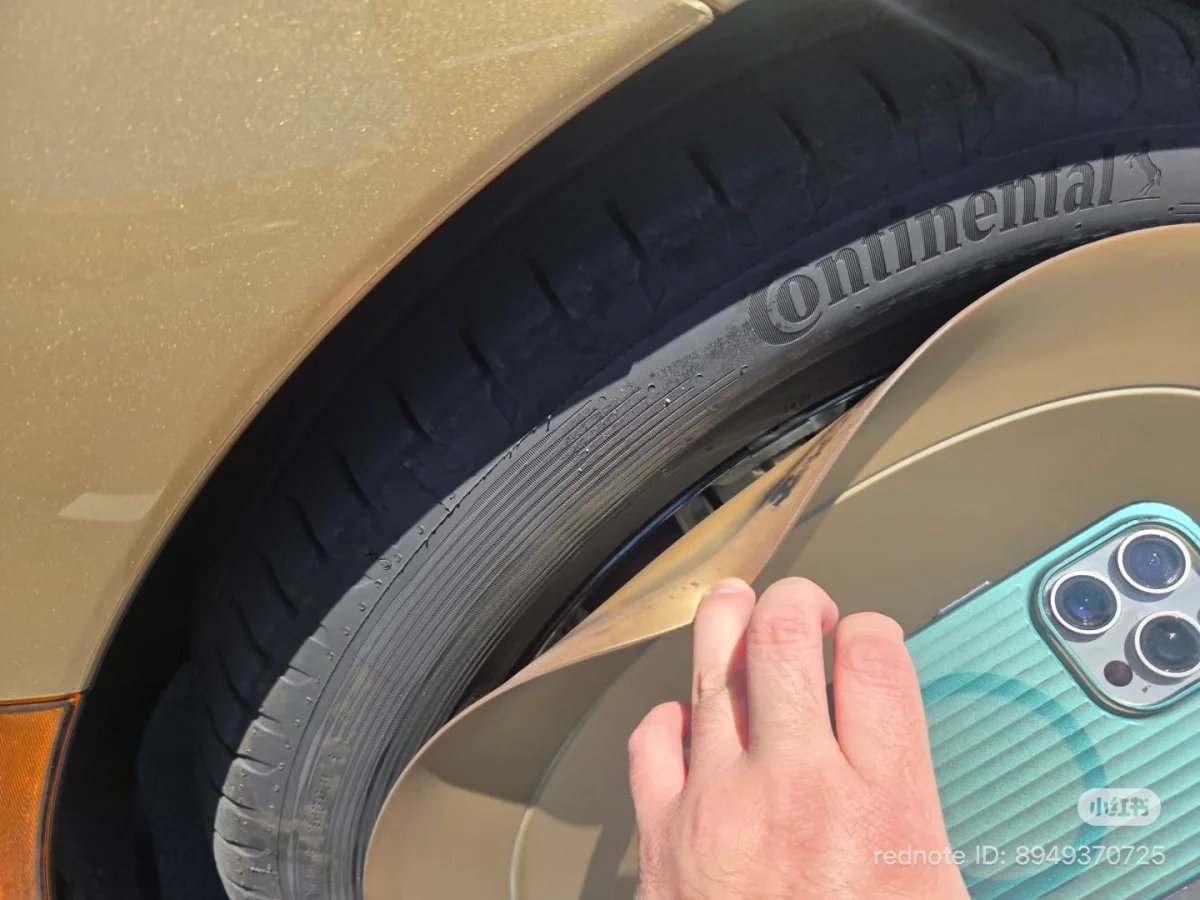 A newly published design patent shows Tesla's Cybercab uses gold hubcaps, mismat — Image 2