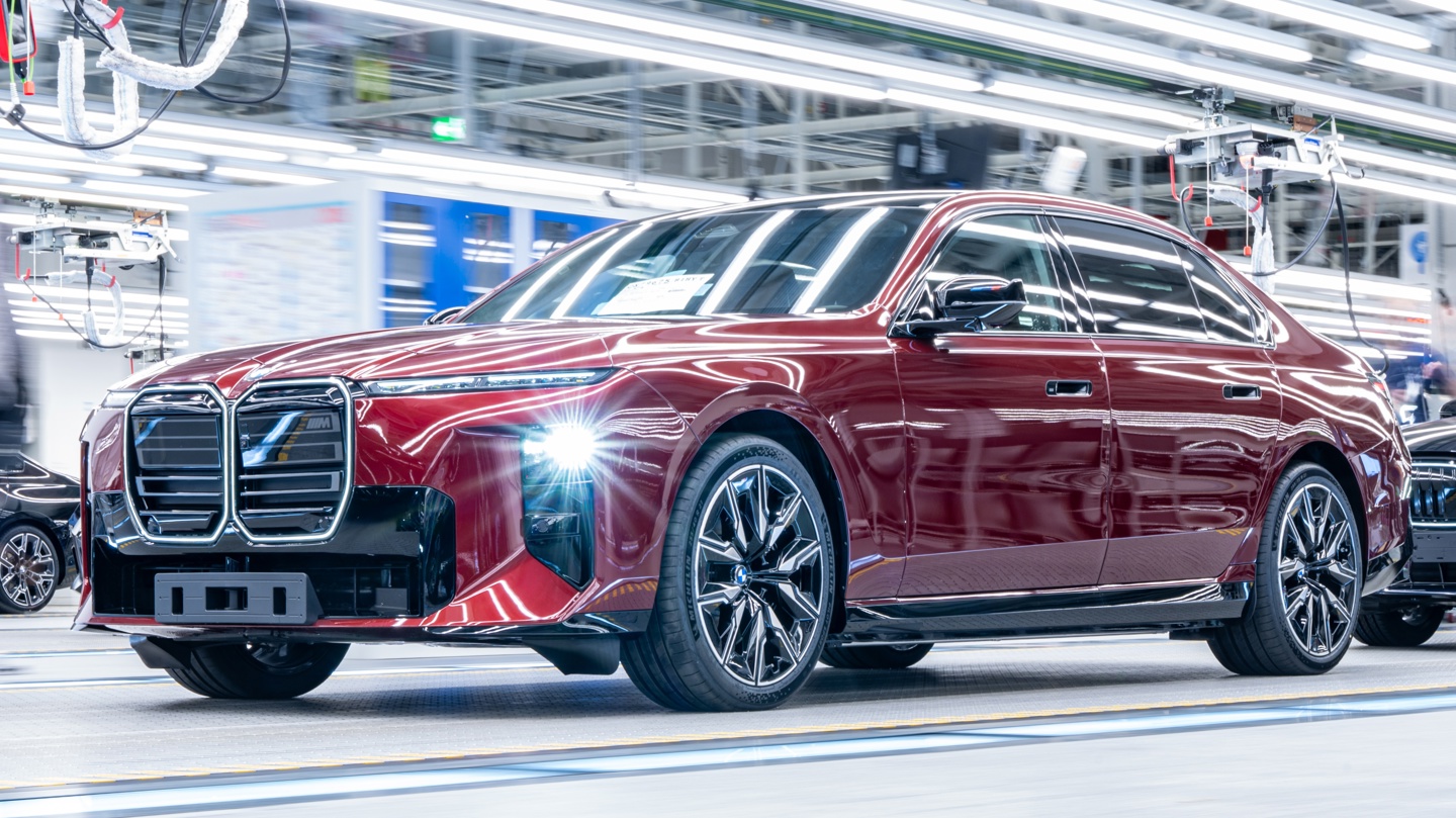 BMW's new 7 Series brings Neue Klasse tech to the flagship — i7 does 727 km