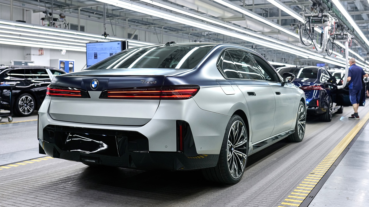BMW's updated 7 Series enters production at Dingolfing with Neue Klasse battery  — Image 2