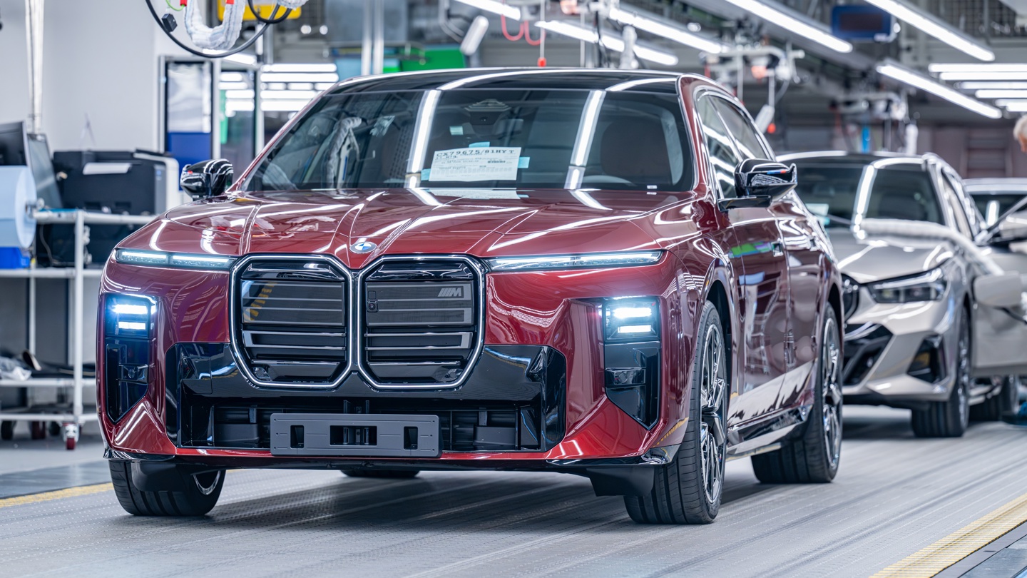 BMW's updated 7 Series enters production at Dingolfing with Neue Klasse battery  — Image 3