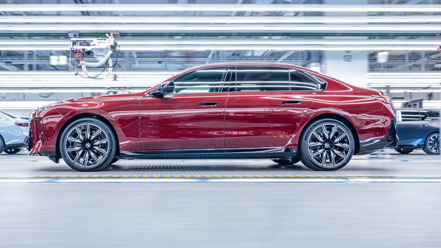 BMW's updated 7 Series enters production at Dingolfing with Neue Klasse battery  — Image 5