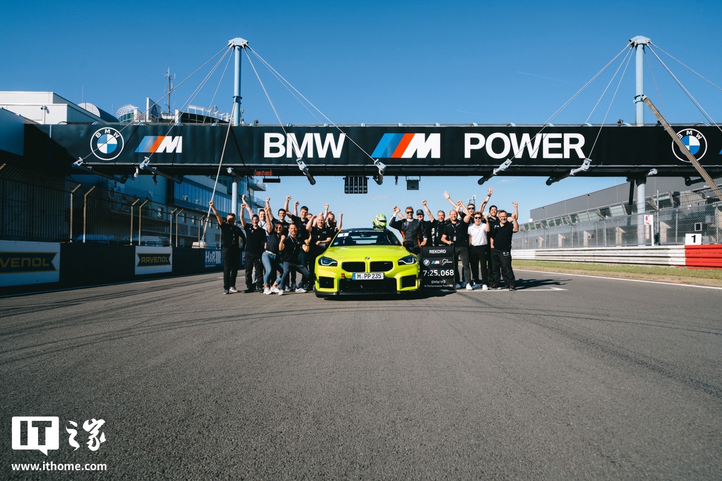 The BMW M2 equipped with the M Performance Track Package set a 7:25.068 lap at t — Image 1